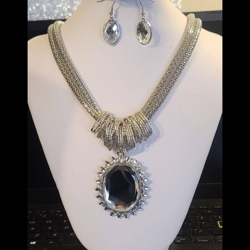 Simulated White Zircon And Chroma Earrings Necklace 16$